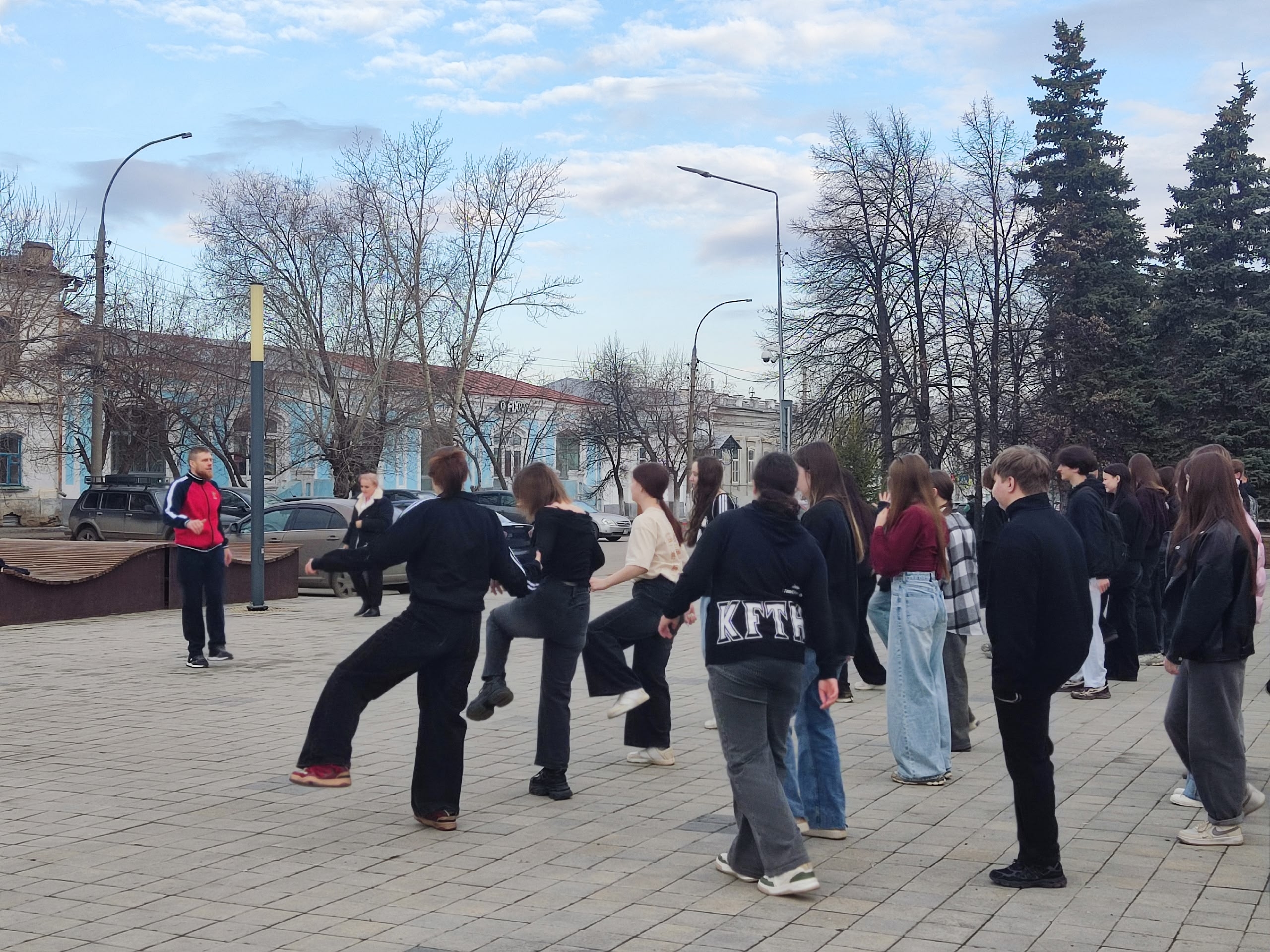 Утро понедельника студентов Троицкого филиала ЧелГУ началось акцией «Зарядка с чемпионом»