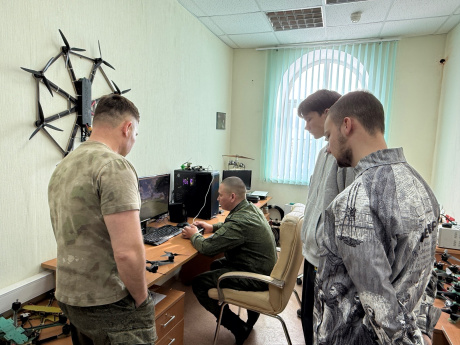 Участники ВПК «Русь» Троицкого филиала ЧелГУ в рамках подготовки к военно-патриоческой игре «Зарница» посетили практические занятия по самообороне, сборке-разборке автомата