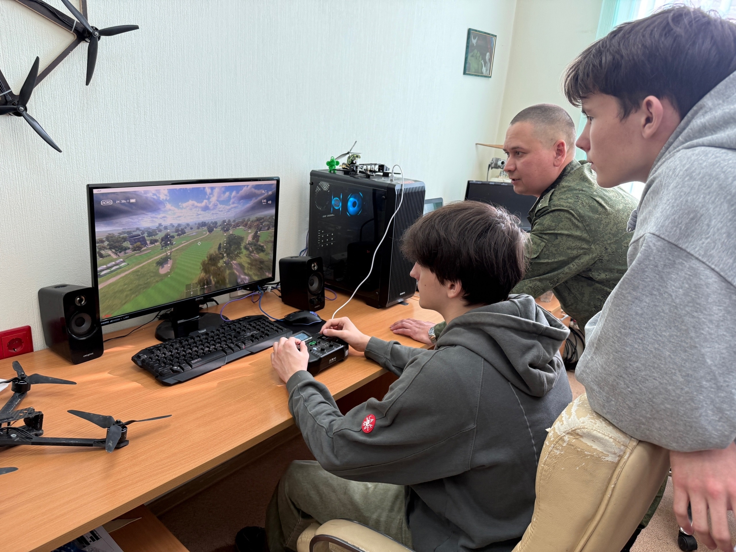 Участники ВПК «Русь» Троицкого филиала ЧелГУ в рамках подготовки к военно-патриоческой игре «Зарница» посетили практические занятия по самообороне, сборке-разборке автомата