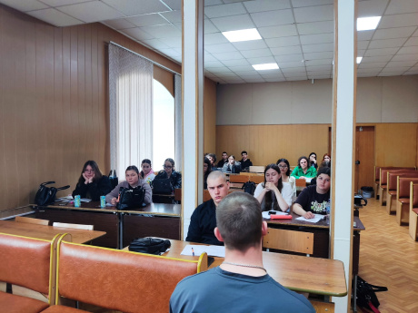 Студенты Троицкого филиала ЧелГУ встретились с особенным гостем - военным медиком Владиславом с позывным «Ива»